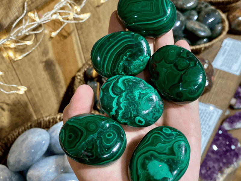 Khi sử dụng đá Malachite người sở hữu sẽ cảm thấy những năng lượng tích cực hơn trong cuộc sống