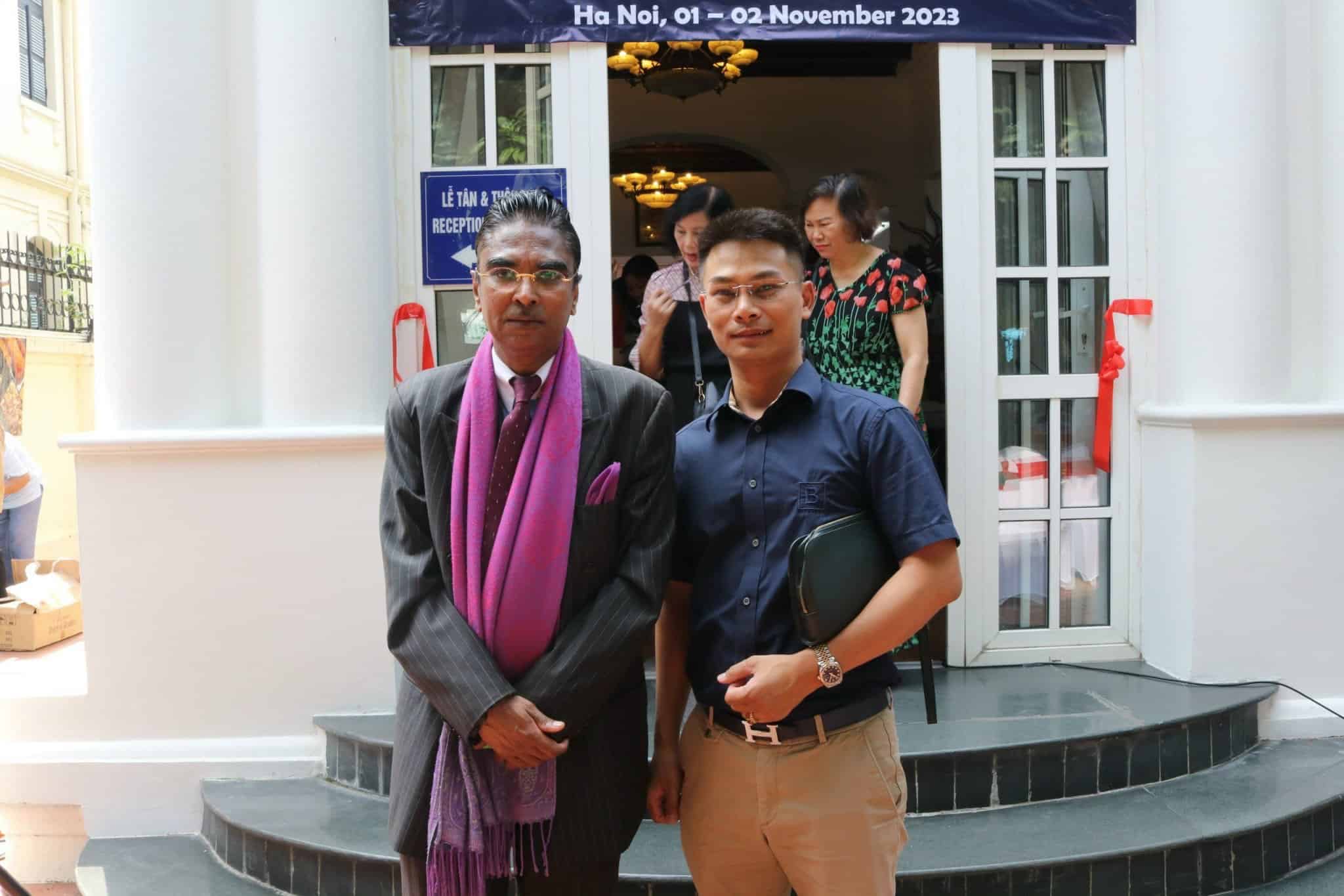 IRUBY chụp ảnh cùng ngài đại sứ đặc nhiệm toàn quyền Sirlanka tại Việt Nam.
