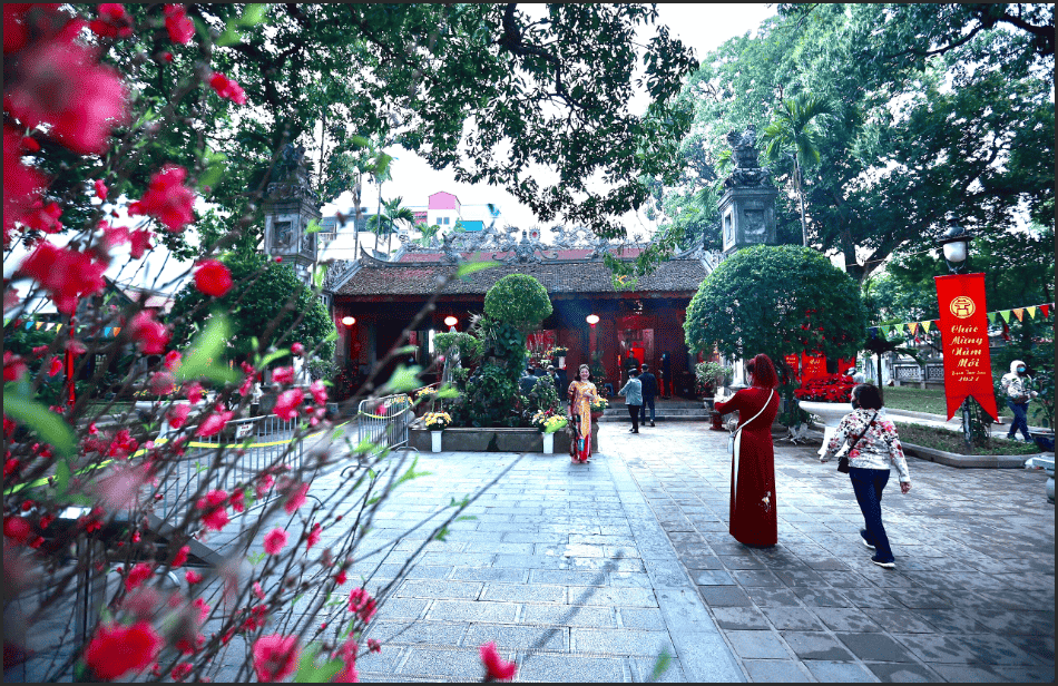 Đi chùa đầu năm cầu bình an là nét văn hóa trong những ngày tết của người Việt Nam