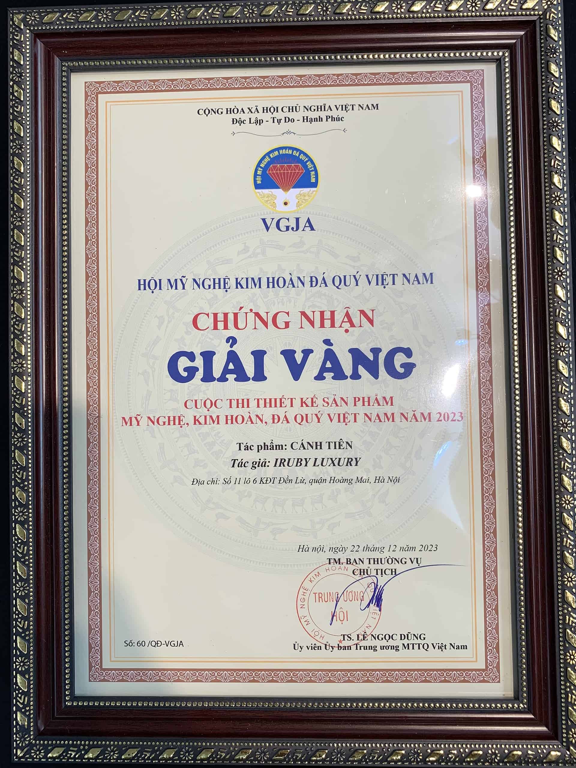 Giải vàng cuộc thi thiết kế sản phẩm mỹ nghệ, kim hoàn, đá quý Việt Nam 2023.