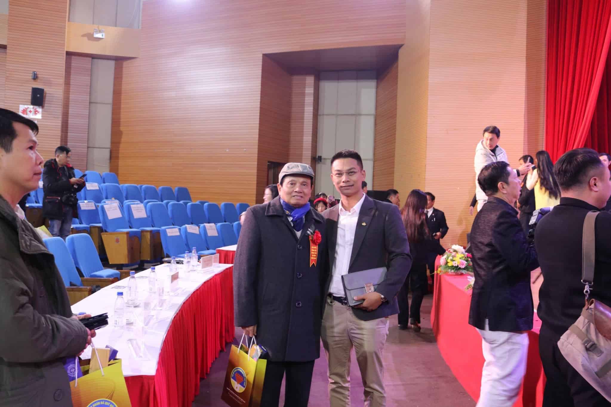 Chuyên gia Đá Quý Nguyễn Ngọc Tú chụp ảnh lưu niệm cùng Ông Lê Doãn Hợp Nguyên bộ trưởng bộ Thông Tin Và Truyền Thông