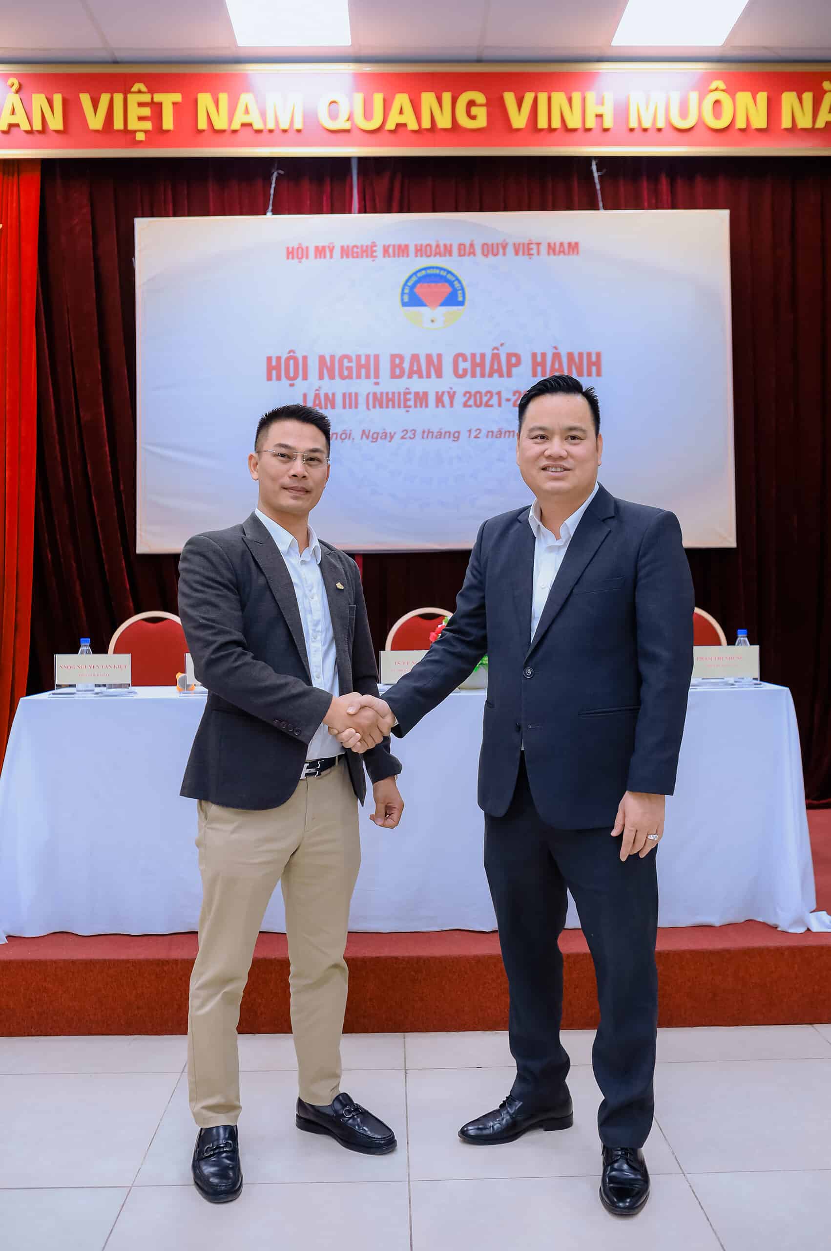 Chụp ảnh cùng ban lãnh đạo Viện Mỹ Nghệ Kim Hoàn Đá Quý Việt Nam 