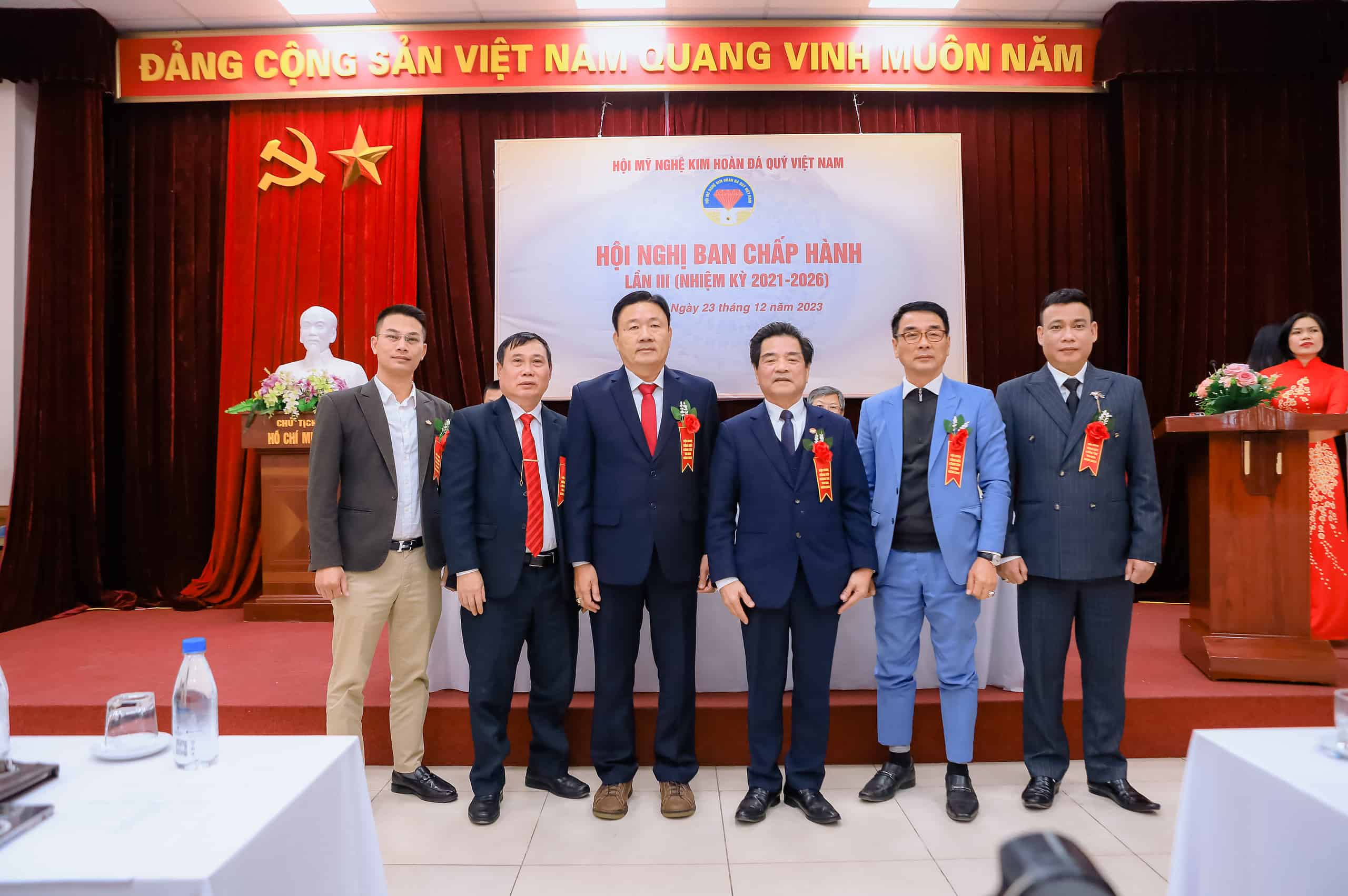 Thành viên Ủy Viên trong ban chấp hành Hội Mỹ Nghệ Kim Hoàn Đá Quý Việt Nam chụp ảnh lưu niệm cùng nhau 