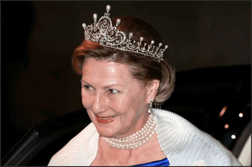 Queen Sonja's Garrard Diamond Tiara Kim Cương và Ngọc Trai hình quả lê với chất lượng cao và giá trị thẩm mỹ. 