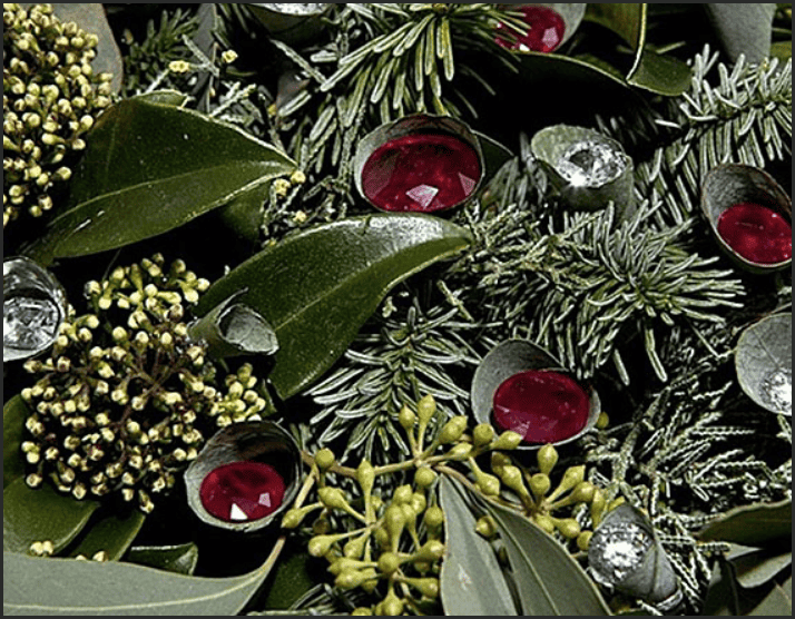 Vòng tay Giáng Sinh sử dụng 16 viên Ruby làm nhụy hoa và kim cương tự nhiên