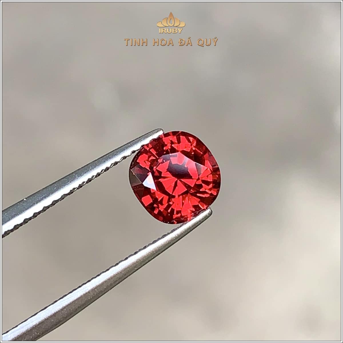 Đá Garnet màu đỏ hồng tự nhiên 100% 1,78ct, được tìm thấy ở Lục Yên Việt Nam. Chất lượng được đánh giá ngang với đá Spinel đỏ 