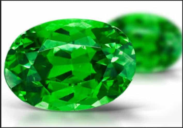 Demantoid Garnet là loại đá quý màu xanh lá cây của khoáng vật andradite, một thành viên của nhóm khoáng chất garnet