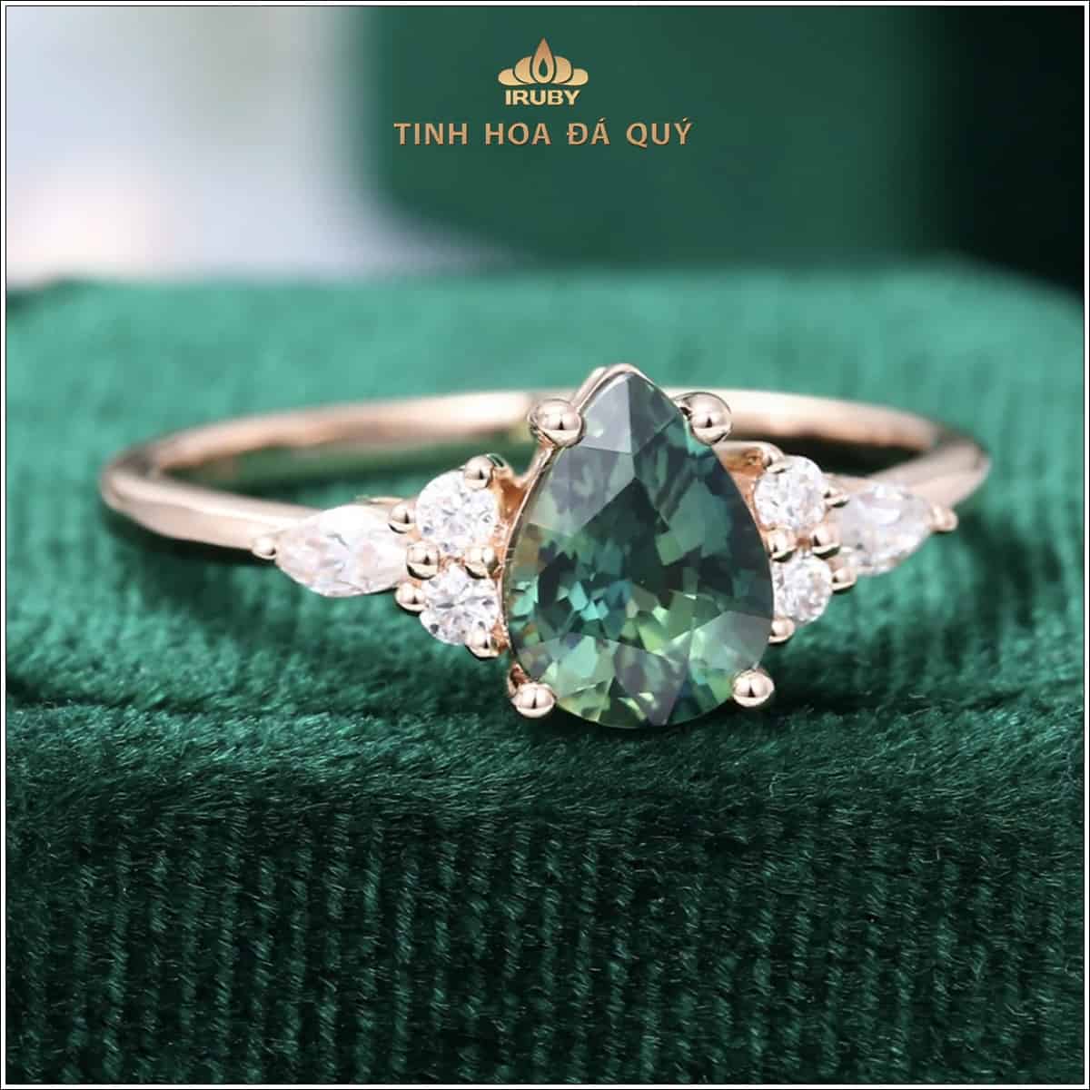 Mẫu nhẫn Sapphire xanh lục Pear kết Kim Cương – IRGS 240106