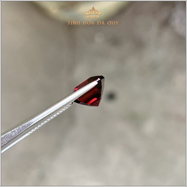 Viên Rhodolite Garnet với gam màu đẹp nhất 5,79ct - IRGN93 2401579 hình ảnh 4