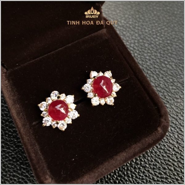 Hoa tai đá Ruby là mẫu trang sức được rất nhiều người yêu thích lựa chọn