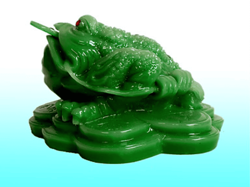 Màu xanh của Cóc ngậm vàng sẽ giúp mệnh Hỏa cân bằng lại năng lượng