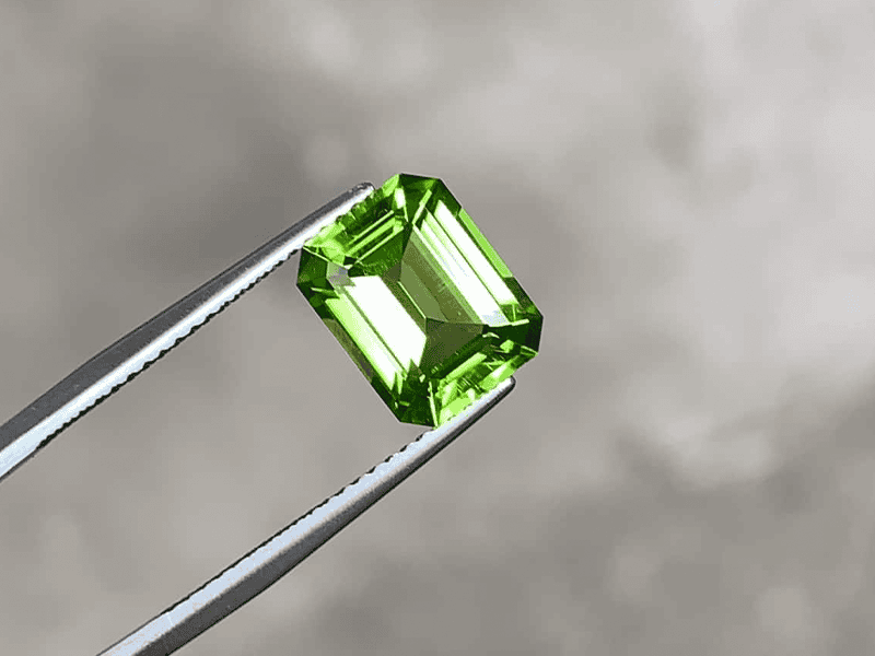 Đá Peridot viên đá sở hữu năng lượng của sự bình an may mắn