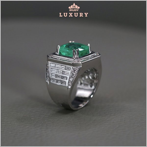 Nhẫn nam Emerald Colombia mẫu chủ tịch Luxury IREM 2406510 hình ảnh được chụp bằng máy cơ với ánh sáng bình thường