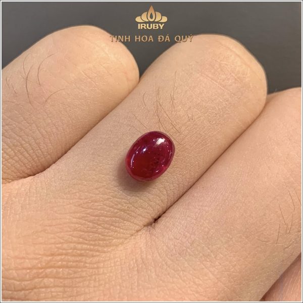 Đá Ruby cabochon huyết kính Lục Yên 2,11ct - IRRC259 2409211 ảnh chụp trên tay