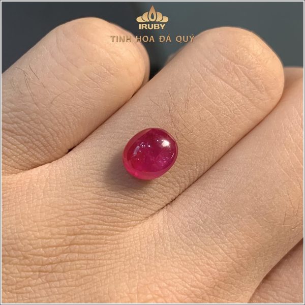 Đá Ruby cabochon huyết kính Lục Yên 2,97ct - IRRC258 2409297 ảnh chụp trên tay