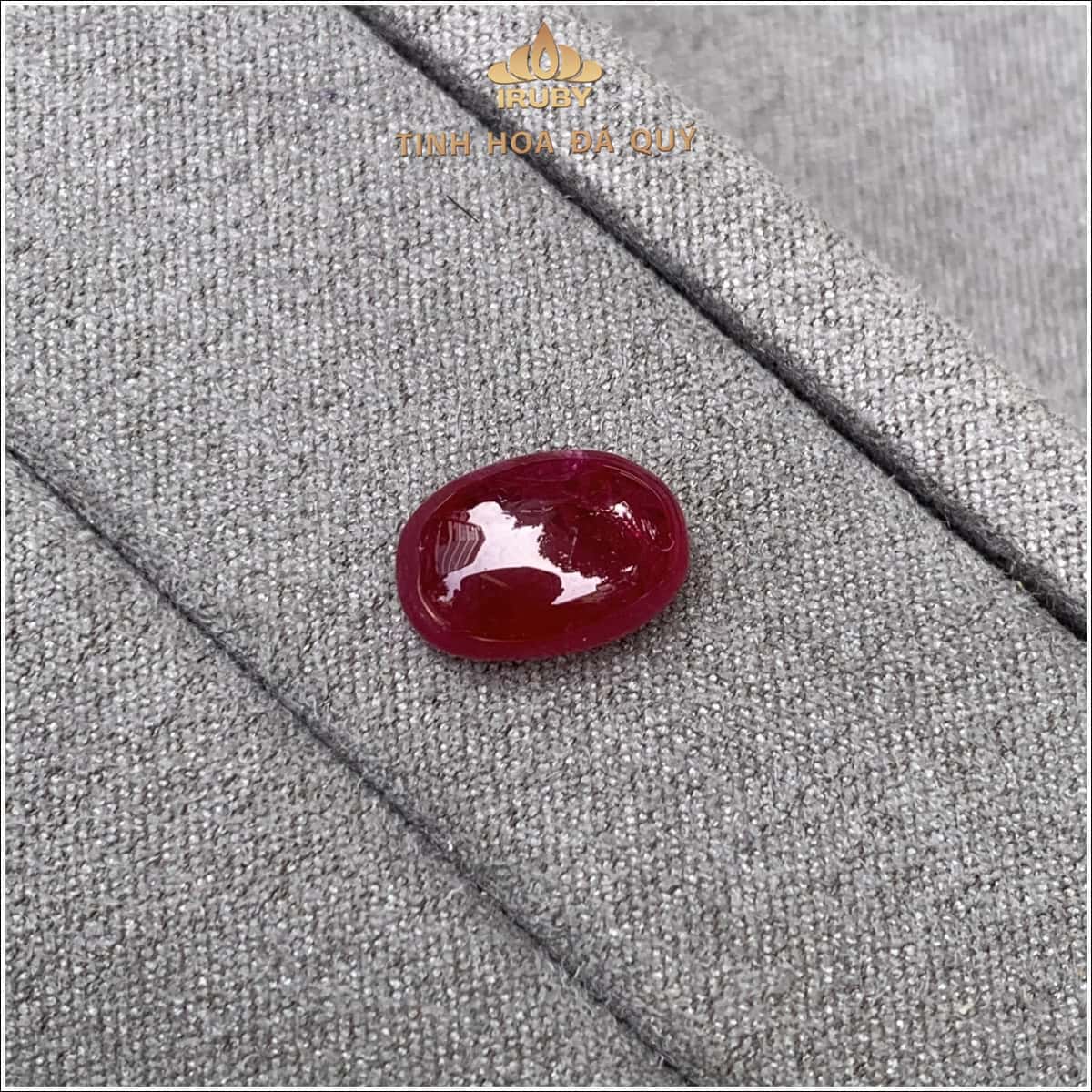 Màu đá khác nhau sẽ có giá trị bán ra khác nhau, trong ảnh là viên Ruby Cabochon huyết kính có sẵn  tại IRUBY