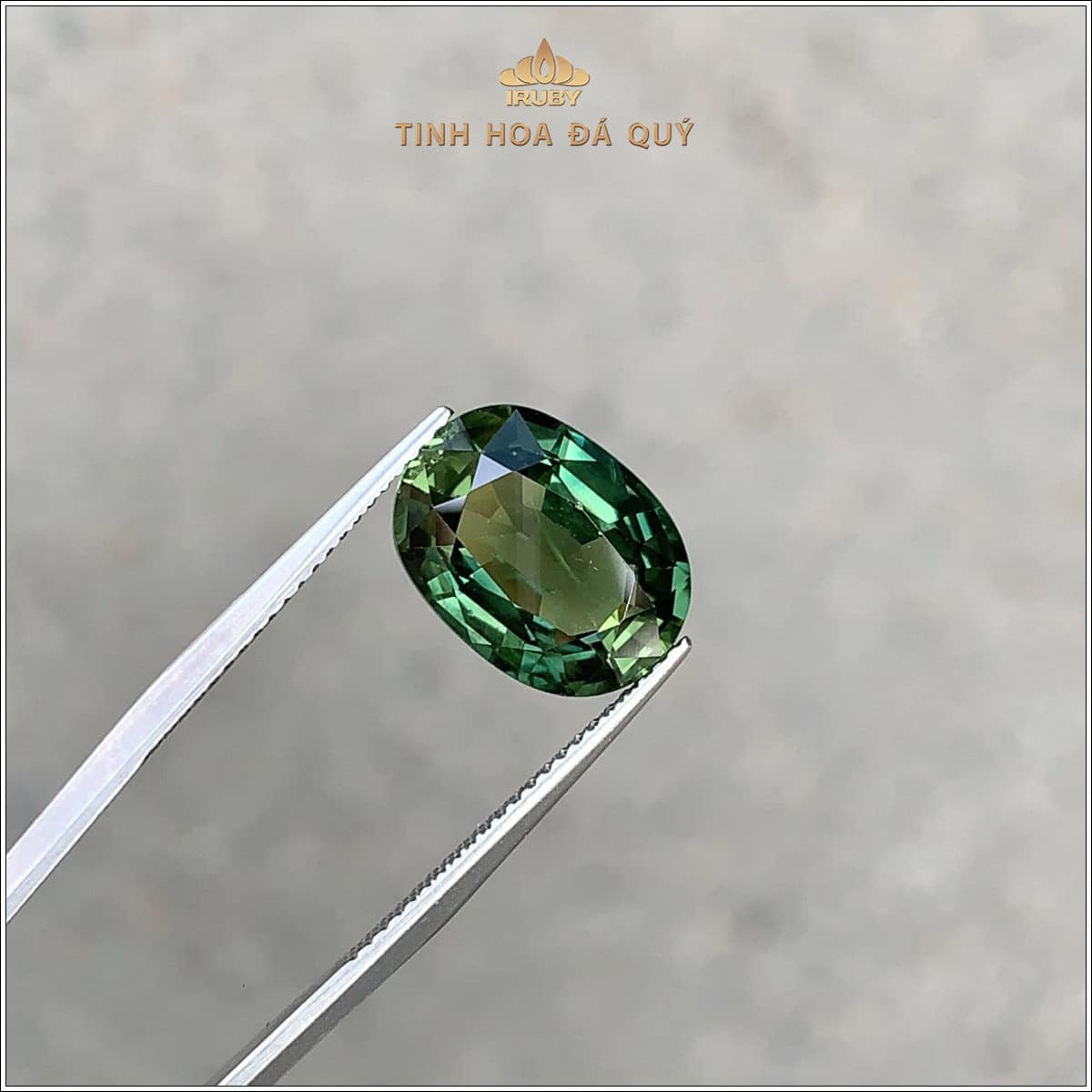 Đá Sapphire xanh lục tự nhiên có sắc xanh khác biệt với Emerald