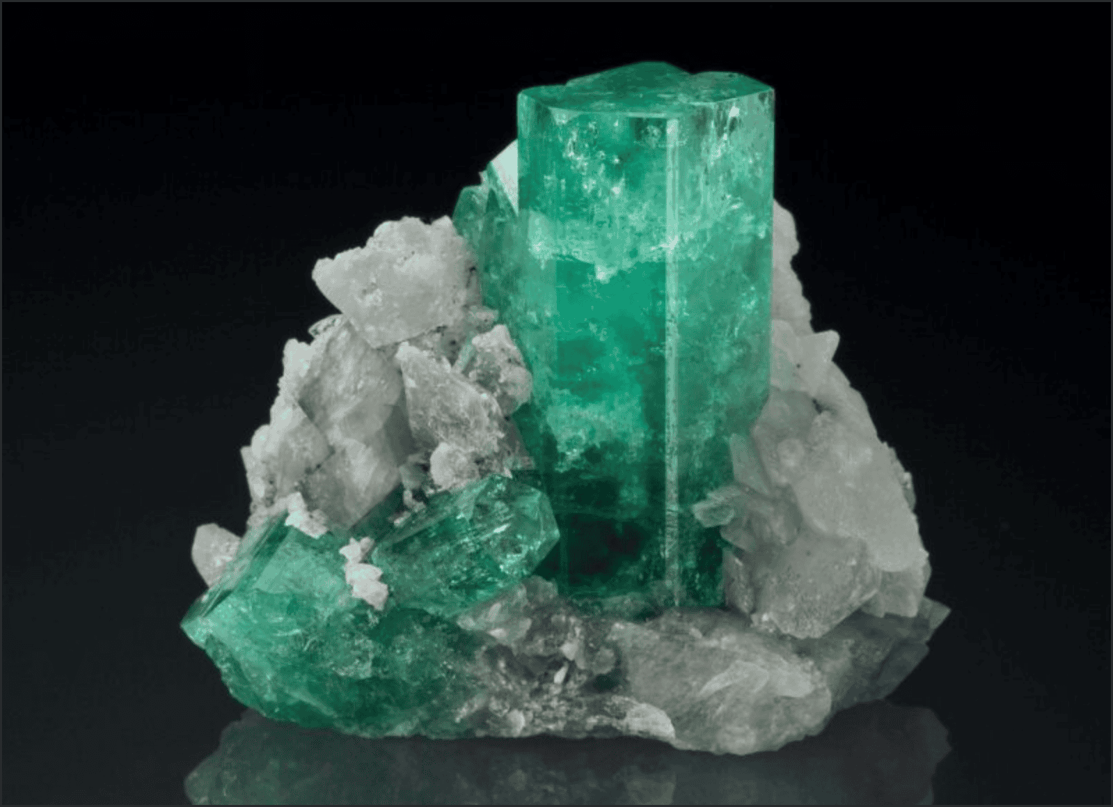 Emerald là một biến thể của khoáng vật beryl, có công thức hóa học là Be₃Al₂(SiO₃)₆