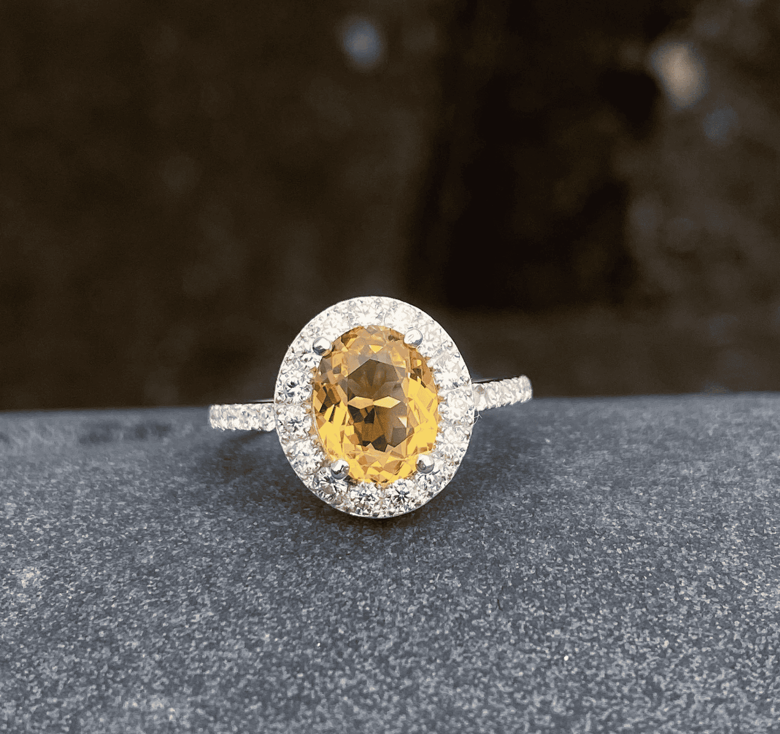 Nhẫn nữ phong thủy đá CItrine được rất nhiều người yêu thích sử dụng