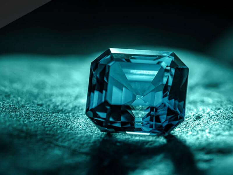 da emerald mang bieu tuong cua su truong tho va tri tue