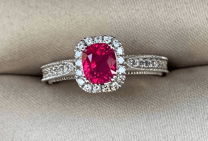 Kieu dang nhan Spinel nu dang lam mua lam gio thi truong