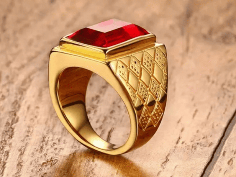 Nhẫn nam đá Garnet chất lượng cao sẽ có độ tán xạ rất mạnh