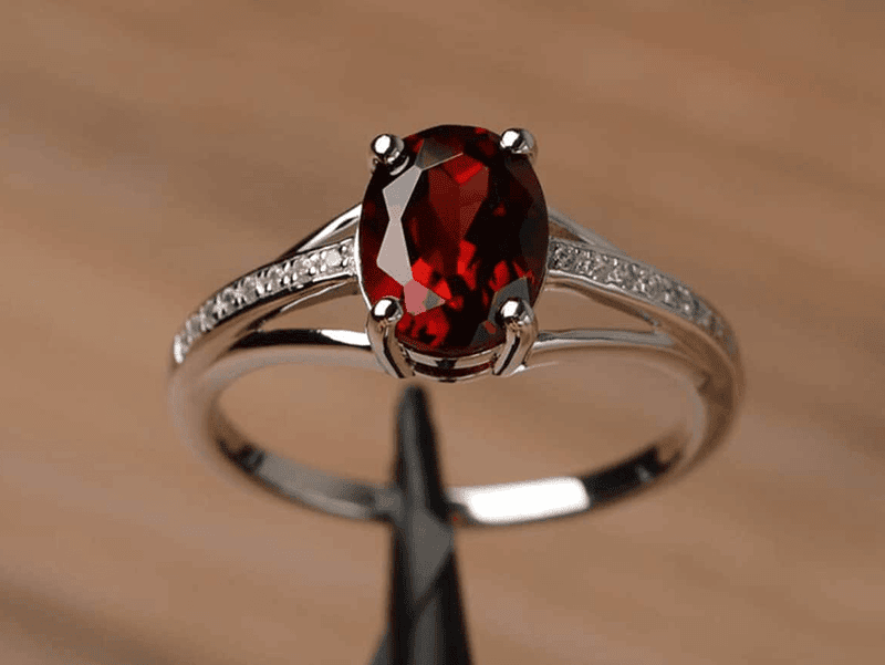 Nhan nu Garnet ket hop vang trang mang ve dep thanh lich va hien dai