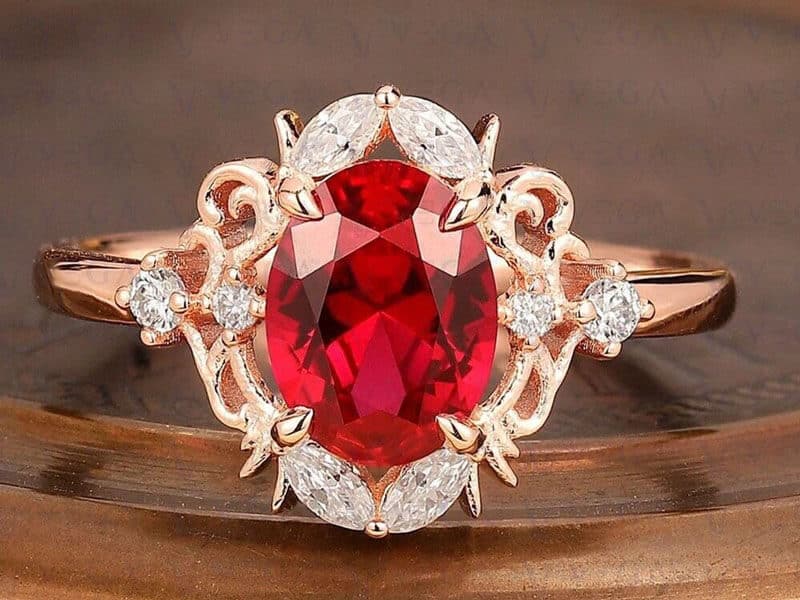 mau nhan duoc che tac tu vang hong 14k, noi bat voi vien ruby do tu nhien va nhung vien kim cuong lap lanh