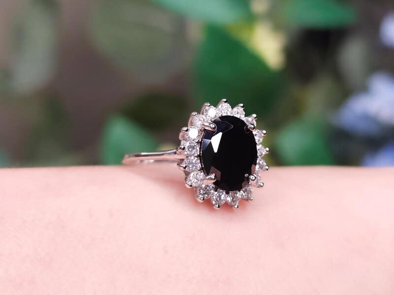chiec nhan spinel den hoan hao cho moi dip, tu trang trong den thuong ngay