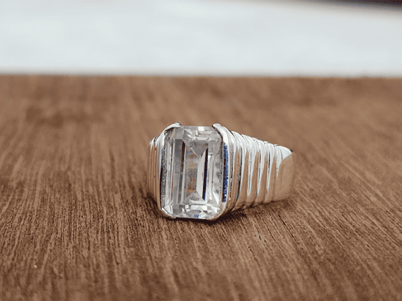 Màu trắng của đá Topaz rất phù hợp với phong cách của Doanh nhân