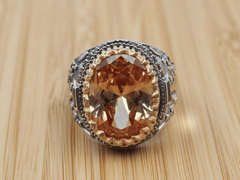 Nhãn nam Topaz vàng điểm nhấn trong phong cách của quý ông