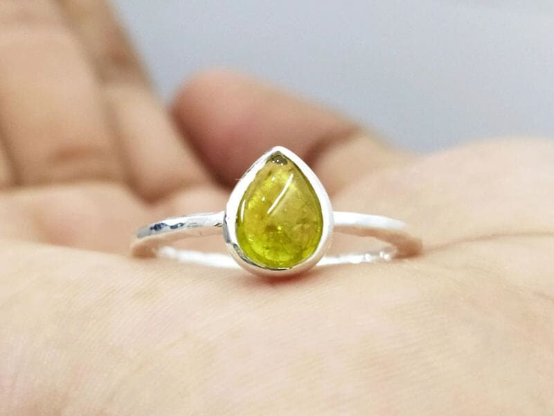 nhan tourmaline vang la chiec nhan hoan hao de ton len ve dep rang ngoi cua ban