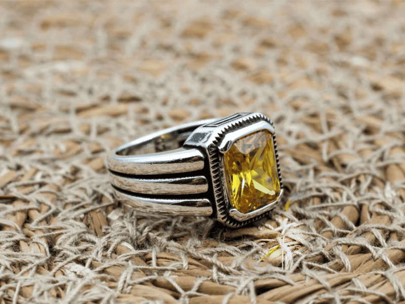 Vẻ đẹp cuốn hút của nhẫn Citrine khiến các quý ông không thể dời mắt