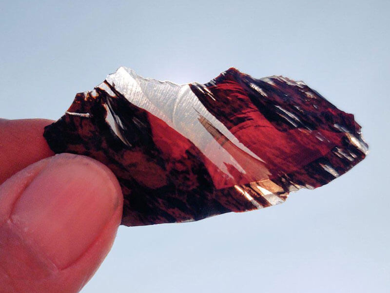 Obsidian là một viên đá mạnh mẽ bảo vệ và che chở cho chủ nhân khỏi năng lượng tiêu cực obsidian la mot vien da manh me bao ve va che cho cho chu nhan khoi nang luong tieu cuc