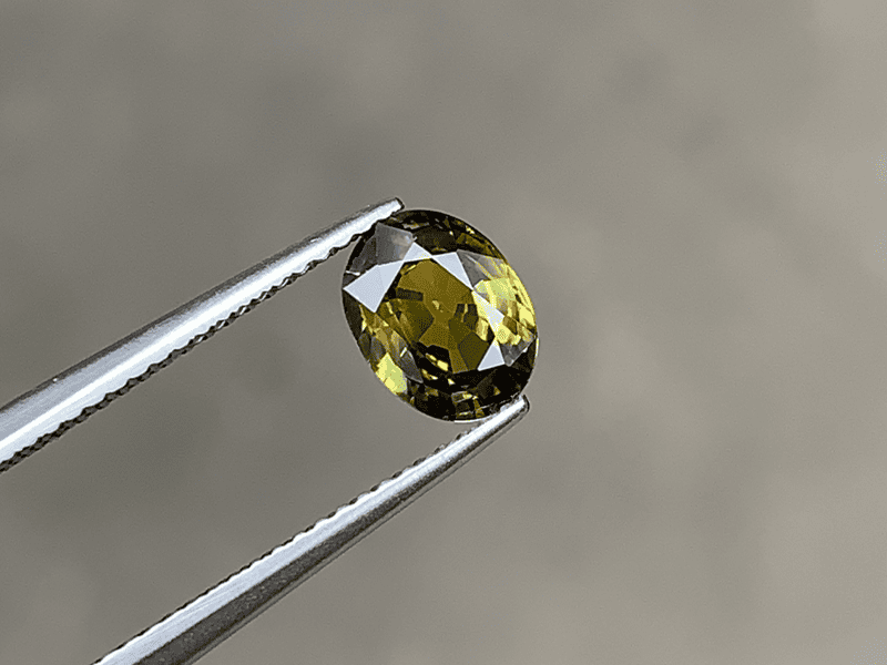 Sự phối hợp màu sắc của đá Sapphire Bicolor tạo ra loại đá mang vẻ đẹp phá cách