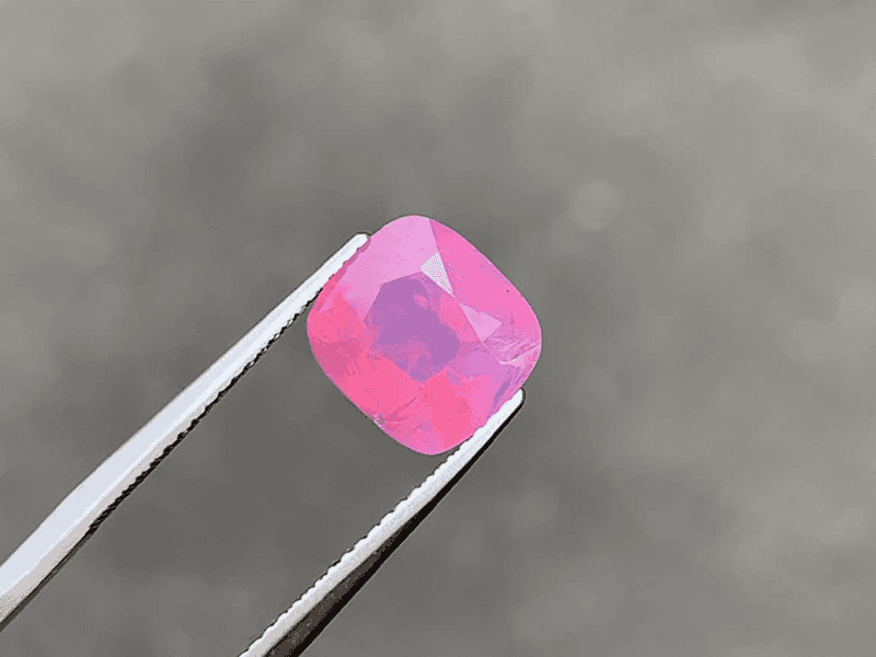 Sapphire hồng viên đá phá vỡ mọi định kiến về trang sức nam 
