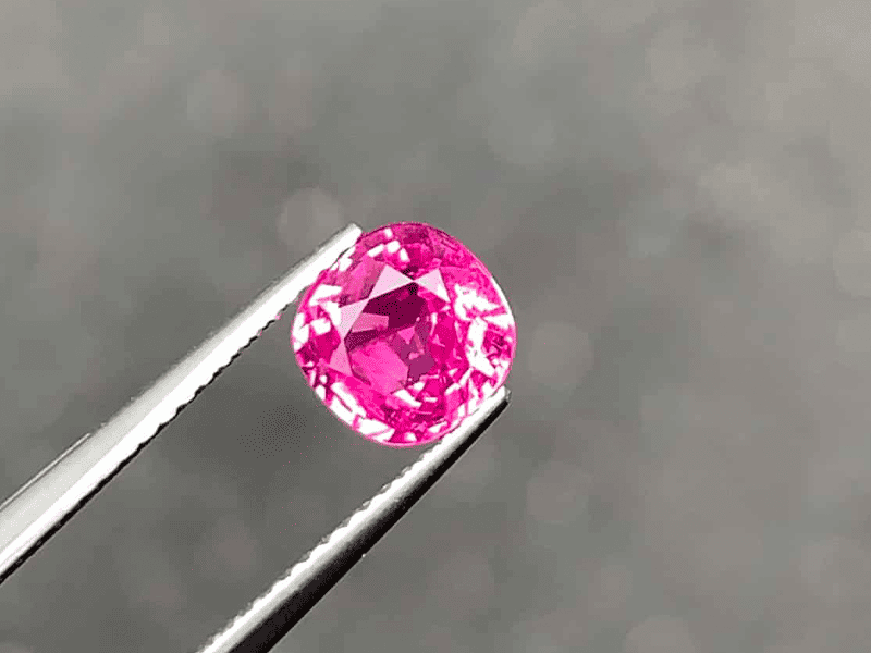 Sapphire hồng viên đá phá vỡ mọi định kiến về trang sức nam 
