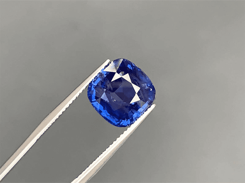 Sapphire xanh lam dòng đá được rất nhiều quý ông săn đón 