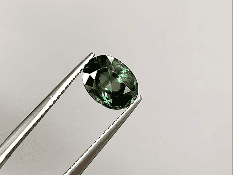 Sapphire xanh lục mang đến sức sống và sự tươi mới 
