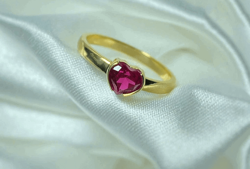 Vang 18k ket hop voi da Garnet mang ve dep truyen thong