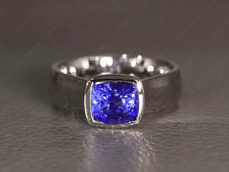 Chất liệu vàng trắng kết hợp cùng Sapphire xanh mang đến tầm cao mới trong thiết kế trang sức