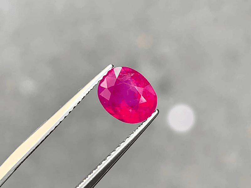 Đá Ruby màu đỏ hồng viên đá lấp lánh dưới ánh mặt trời