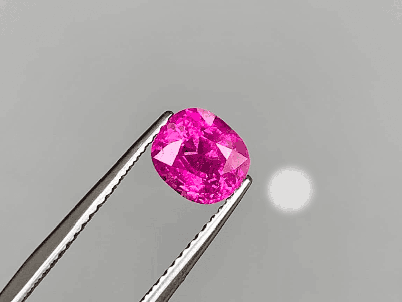 Đá Ruby hồng đỏ màu nền chính là màu hồng rất phù hợp làm trang sức