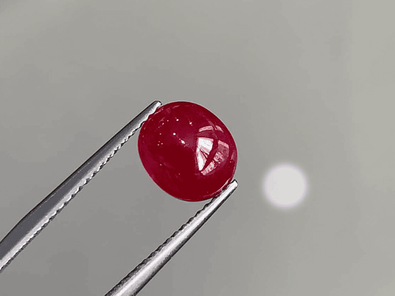 Đá Ruby có các gam màu sắc khác nhau có thể phân biệt bằng mắt thường