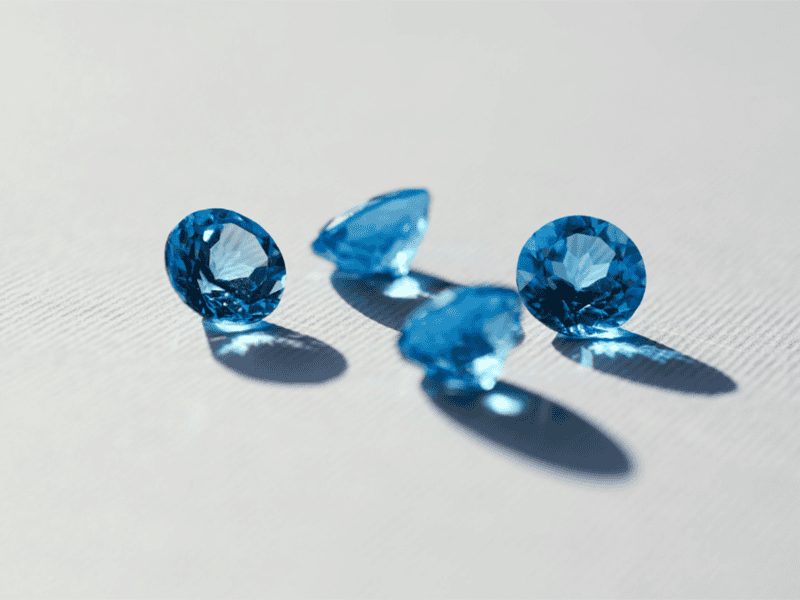 Sapphire xanh phù hợp với người mệnh Thủy mang năng lượng của nước