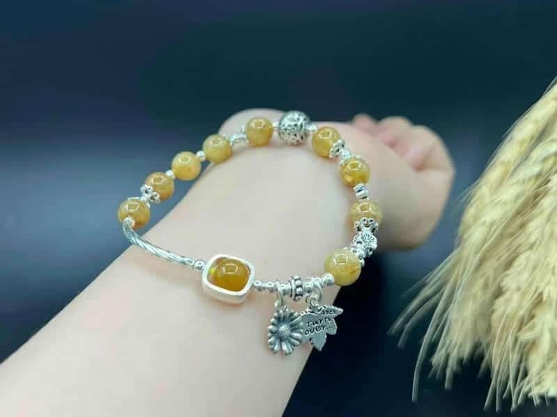 Vòng tay thạch anh tóc vàng mang lại may mắn và tài lộc cho người mệnh Kim trong năm 2025. vong tay thach anh toc vang mang lai may man va tai loc cho nguoi menh kim trong nam 2025.