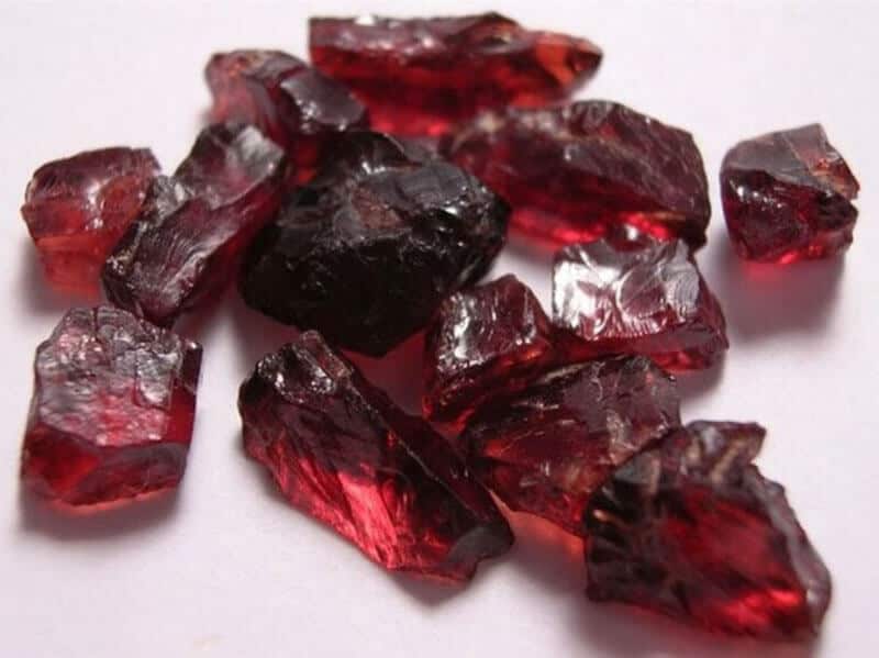 su dung da phong thuy ruby de hoa giai va cai thien van menh