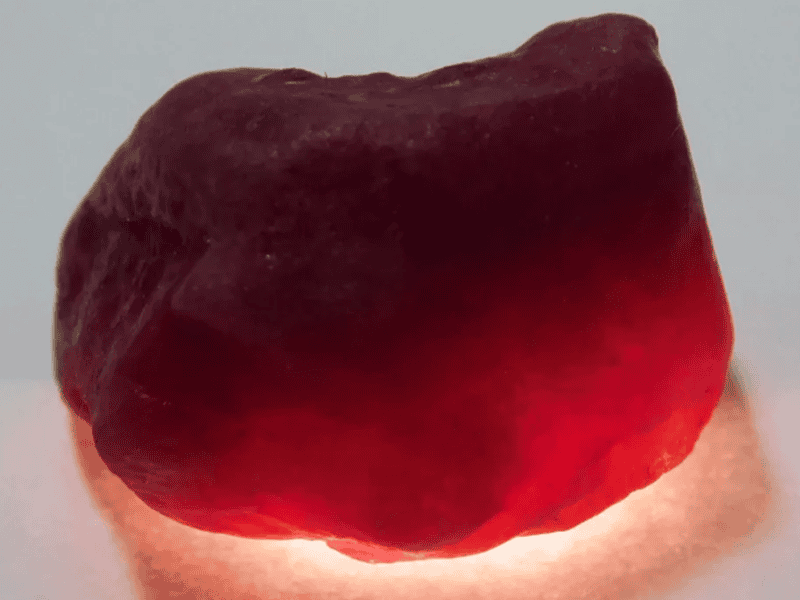 Đá Ruby Nam Phi có chất luọng cao sẽ đèu màu, phản xạ với nhá sáng cao