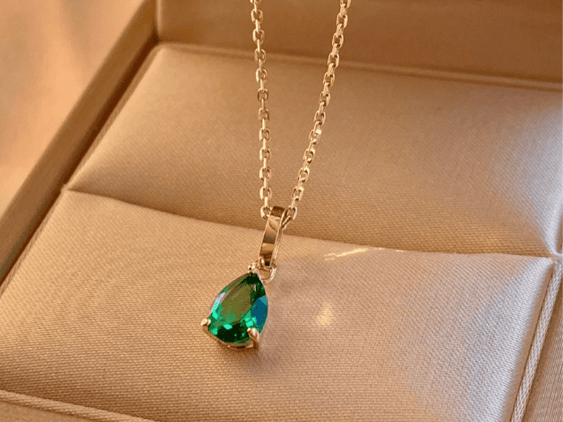 Mặt dây Emerald kết Kim Cương – IREM 233455