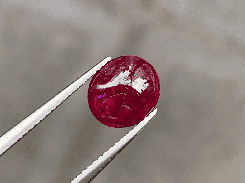 Đá Ruby là khoáng vật nhôm oxit và Com là yếu tố tạo màu chính